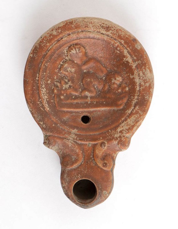 LUCERNA CON SCENA EROTICA
 I - II secolo d.C.; lungh. cm 10,5; Sul disco, coitu...