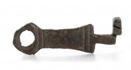 CHIAVE IN BRONZO
 I - III secolo d.C.; lungh. cm 9; PROVENIENZA Collezione privata, Roma; acquistata in Germania da Gorny & Mosch.