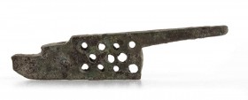CHIAVISTELLO IN BRONZO
 I - III secolo d.C.; lungh. cm 6,2; Elemento bronzeo pertinente al meccanismo di una serratura di epoca romana. PROVENIENZA C...