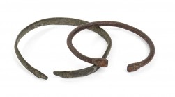 COPPIA DI BRACCIALI IN BRONZO
 III - IV secolo d.C.; diam. (interno) max cm 6,5 ; Caratterizzati da terminali a testa di serpente e a motivi geometri...