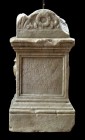 ARA IN MARMO CON EPIGRAFE
 Età Flavia, seconda metà del I secolo d.C.; alt. cm 57,5; base cm 31 x 21; Piccola ara marmorea con epigrafe funeraria. Le...