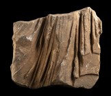RAFFINATO PANNEGGIO MARMOREO
 II - I secolo a.C.; alt. cm 47; largh. cm 51,5; spessore cm 27; Raffinato panneggio femminile di dimensioni maggiori de...