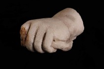 MANO IN MARMO
 I secolo a.C. - I secolo d.C.; lungh. cm 14; Deliziosa mano in marmo greco, impugnante un oggetto curvo dal quale spunta un perno in f...