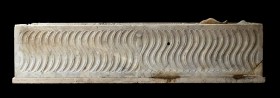 FRONTE DI SARCOFAGO MARMOREO STRIGILATO
 III - IV secolo d.C.; cm 131,5 x 28; spessore cm 3; Lastra frontale in marmo imetto appartenente ad un picco...