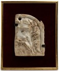 ANGOLARE DI SARCOFAGO IN MARMO
 Fine II - inizi III secolo d.C.; alt. cm 20,5; largh. cm 14; cornice cm 33,2 x 27,8; Splendido volto maschile barbuto...