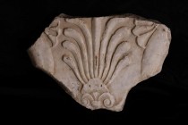 FRAMMENTO DI GRANDE TRAPEZOFORO IN MARMO
 I secolo a.C. - I secolo d.C.; lungh. cm 42; alt. cm 28; spessore cm 8; Scolpito nel marmo lunense, decorat...