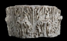 CAPITELLO MARMOREO DI LESENA
 I - III secolo d.C.; alt. cm 27; largh. cm 43; Porzione centrale di grande capitelllo corinzio in marmo imetto, pertine...