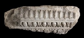 ARCHITRAVE IN MARMO
 I - III secolo d.C.; lungh. cm 88,5; alt. max cm 32; Con sequenza di kyma lesbio trilobato, ovoli e dentelli. PROVENIENZA Collez...
