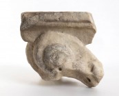 FRAMMENTO DI CAPITELLO CORINZIO IN MARMO
 II - III secolo d.C.; alt cm 20; largh. cm 18; Angolare di grande capitello corinzio in marmo lunense, con ...
