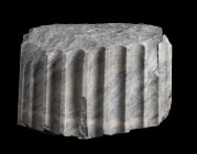 ROCCHIO DI COLONNA IN MARMO PAVONAZZETTO
 I - III secolo d.C.; diam. max cm 33,5; alt. cm 17; Rocchio di colonna scanalata, scolpito nel marmo pavona...