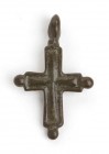 CROCE LATINA IN BRONZO
 X – XII secolo; alt. cm 4,4; Croce portativa con appiccagnolo.