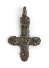 CROCE GRECA IN BRONZO
 X – XII secolo; alt. cm 3,5; Croce portativa con appiccagnolo.