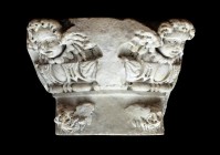 CAPITELLO MARMOREO RINASCIMENTALE
 XV - XVI secolo; alt. cm 32; diam. fusto cm 32; abaco cm 44,5 di lato; Splendido capitello ionico composito, con f...
