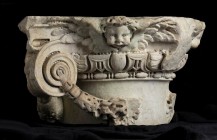 CAPITELLO MARMOREO RINASCIMENTALE
 XV - XVI secolo; cm 54,5 x 53,5; distanza volute cm 51; alt. cm 32; Splendido capitello ionico composito, con fest...