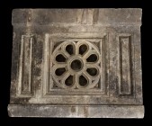 MONUMENTALE ROSONE TRAFORATO IN MARMO
 XVIII secolo; cm 113 x 93; spessore cm 31; Scolpito in un unico, grande, blocco di marmo. Minime sbeccature sp...