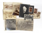 Lotto di più di dieci stampe fotografiche di scavi archeologici e reperti, 1890-1900 circa; da cm 6,6 x 8,5 a cm 18 x 24; Stampe all'albumina e al bro...