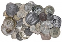 Lote de 40 monedas en cobre, la mayoría de la época de los Austrias, bastantes reselladas, incluye 3 en plata. Total 43 piezas. A examinar. RC/MBC.