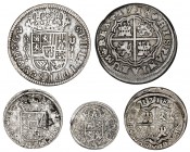 Felipe V. Cuenca. 1/2, 1 (dos) y 2 reales (dos). Lote de 5 monedas. A examinar. MBC-/MBC.