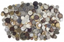 Lote de 400 monedas aproximadamente de diversos países. A examinar. BC/EBC.