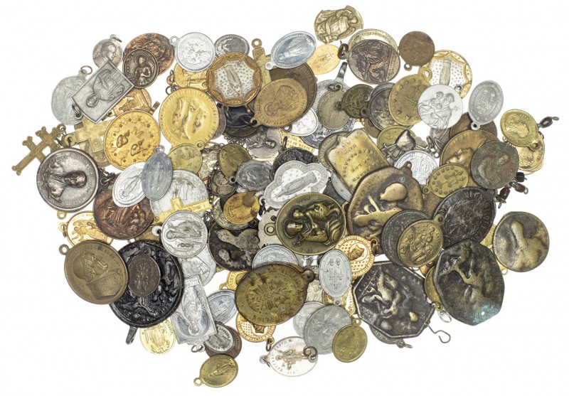 Lote formado por 152 medallas religiosas, la mayoria de latón y de los siglos XI...