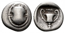 Boiotia. Thebas. Hemidrachm. 425-375 BC. (BCD Boeotia-408). (Sng Cop-289). Anv.: Boeotian shield. Rev.: kantharos, club above, o to left; all within i...