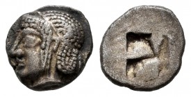 Galia. Massalia. Obol. 470-460 BC. (Auriol-Annexe 2, 9). (Maurel-107). Anv.: Archaic head of Apollo to left. Rev.: Swastika pattern incuse square . Ag...