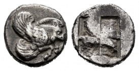 Ionia. Klazomenai. Diobol. 499-494 BC. (Sng München-451). (Sng Cop-6). (Bmc-3). Anv.: Forepart of winged boar right. Rev.: Quadripartite incuse square...