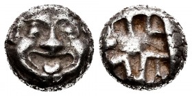 Mysia. Parion. Drachm. 550-520 BC. (Sng Cop-256). (Rosen-525). (Asyut-612). Anv.: Facing head of gorgoneion with open mouth and protruding tongue. Rev...
