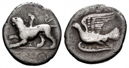 Peloponnese. Sikyon. Triobol. 320-280 BC. (Bmc-111). (Bdc-Peloponnesos 303.5). Anv.: Chimaera standing left, raising forepaw; ΣI below. Rev.: Dove fly...