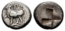 Thrace. Byzantion. Hemidrachm. 340-320 BC. (SNG Stancomb-2). (Schönert-Geiss-236/590). Anv.: Bull standing to left atop dolphin left; 'ΠΥ above. Rev.:...