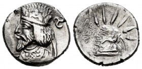 Kings of Persis. Ardaxšir, Artaxerxes III. Drachm. Century I-II AD. Persepolis. (Alram-631). (Sunrise-657). Anv.: Diademed bust of Ardaxšīr left, tris...