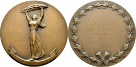 Medal
Bronze, Hungary, Woman holding a leaf with her arms up / Legend and date within wreath, 1971
69 mm, 98 g