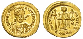 IMPERIO BIZANTINO. JUSTINIANO I. Sólido. Constantinopla (527-565). R/ Victoria de frente con globo crucífero y larga cruz; VICTORIA AVGGG I, exergo CO...