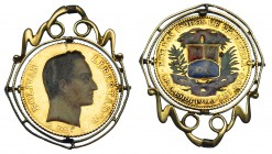 VENEZUELA. 20 bolívares. 1905 con los relieves esmaltados y policromados, engarzados en un colgante. Peso total 7,54 g. MBC.