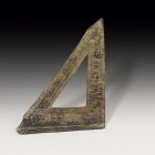 MUNDO ANTIGUO. Greco-romano. Instrumento de medida. Bronce. Con decoración geométrica. Altura 18,9 cm.