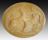 EDAD MODERNA. Camafeo (XVII-XVIII d.C.). Agata. Figura masculina sentada a izquierda. Sobre sus piernas un león apoyado de pie a derecha. Detrás un ár...