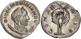 Diva Mariniana - 254 - Ar Antoninianus - Rome
A/ DIVAE MARINIANAE
R/ CONSECRATIO
Reference: RIC 3
Very fine - Good condition for the issue 
2,93g - 21...