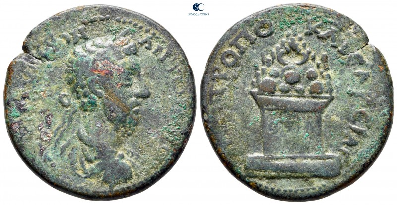 Cappadocia. Caesarea. Commodus AD 180-192. 
Bronze Æ

32 mm, 14,20 g



v...