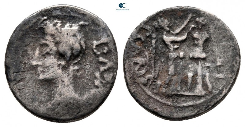 Augustus 27 BC-AD 14. Carisius, legatus pro praetor. Emerita
Quinarius AR

13...