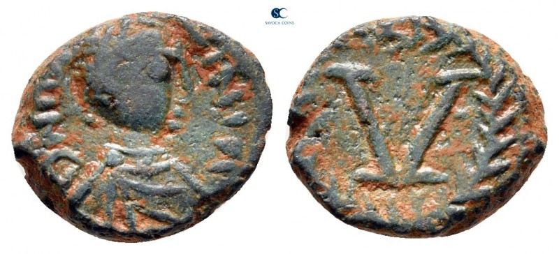 Justinian I AD 527-565. Imitative (Sicilian?) mint
Pentanummium Æ

10 mm, 1,6...