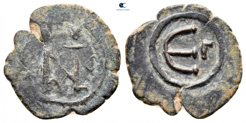 Justin II AD 565-578. Constantinople
Pentanummium Æ

17 mm, 1,35 g



ver...