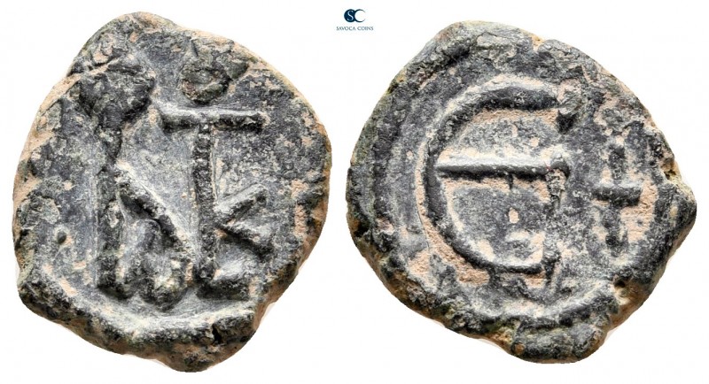 Justin II AD 565-578. Constantinople
Pentanummium Æ

15 mm, 2,12 g



ver...