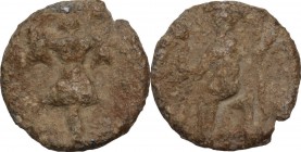 Tessera plumbea. D/ Tropaeum. R/ Roma sedens sinistr. d. porrecta Victoriolam tenens, s. hasta innixa. Rostowzew 130 (pl. II, 41). PB. 2.41 g. 15.00 m...