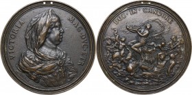 Vittoria della Rovere (1622-1695). Medaglia con bordo modanato 1685. D/ VICTORIA MAG DVC ETR. Busto a destra con velo sulla testa e sulle spalle, ferm...