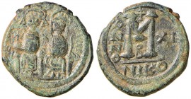 BISANZIO Giustino II (565-578) Follis (Nicomedia) Gli imperatori seduti di fronte - R/ Lettera M - Sear 369 AE (g 12,80) Bell’esemplare con bella pati...