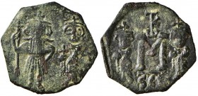 BISANZIO Costante II (641-668) Follis (Siracusa) - Gli imperatori stanti di fronte - R/ Lettera M tra Eraclio e Tiberio - Sear 1110 AE (g 2,95) Di bel...