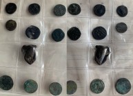 Lotto di 9 monete antiche di bassa conservazione, inoltre una placchetta (?) con testa d’aquila in bronzo, non si accettano resi
D
