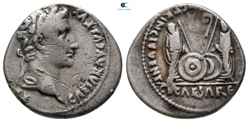 Augustus 27 BC-AD 14. Lugdunum (Lyon)
Denarius AR

19 mm, 3,65 g

CAESAR AV...