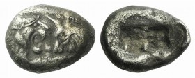 Kings of Lydia, time of Cyrus – Darios I, c. 545-520 BC. AR Siglos (16mm, 5.16g). Sardes. Confronted foreparts of lion r. and bull l. R/ Two incuse sq...