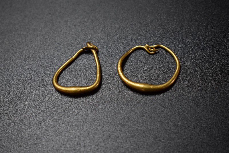 Two Roman AV earrings, 2nd - 4th Cent. AD